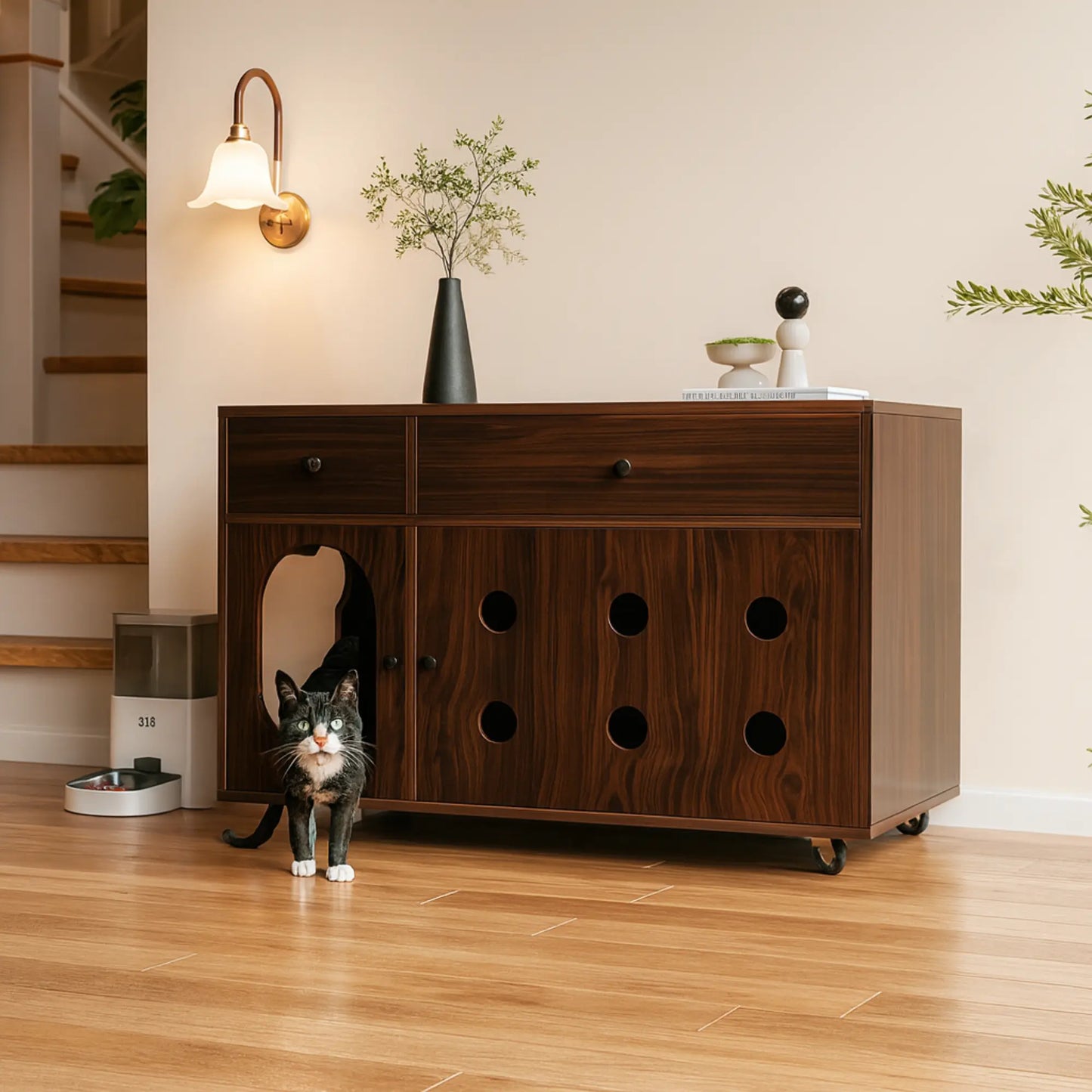 Meuble cache-litière avec roulettes – Armoire design en bois foncé avec rangements intégrés